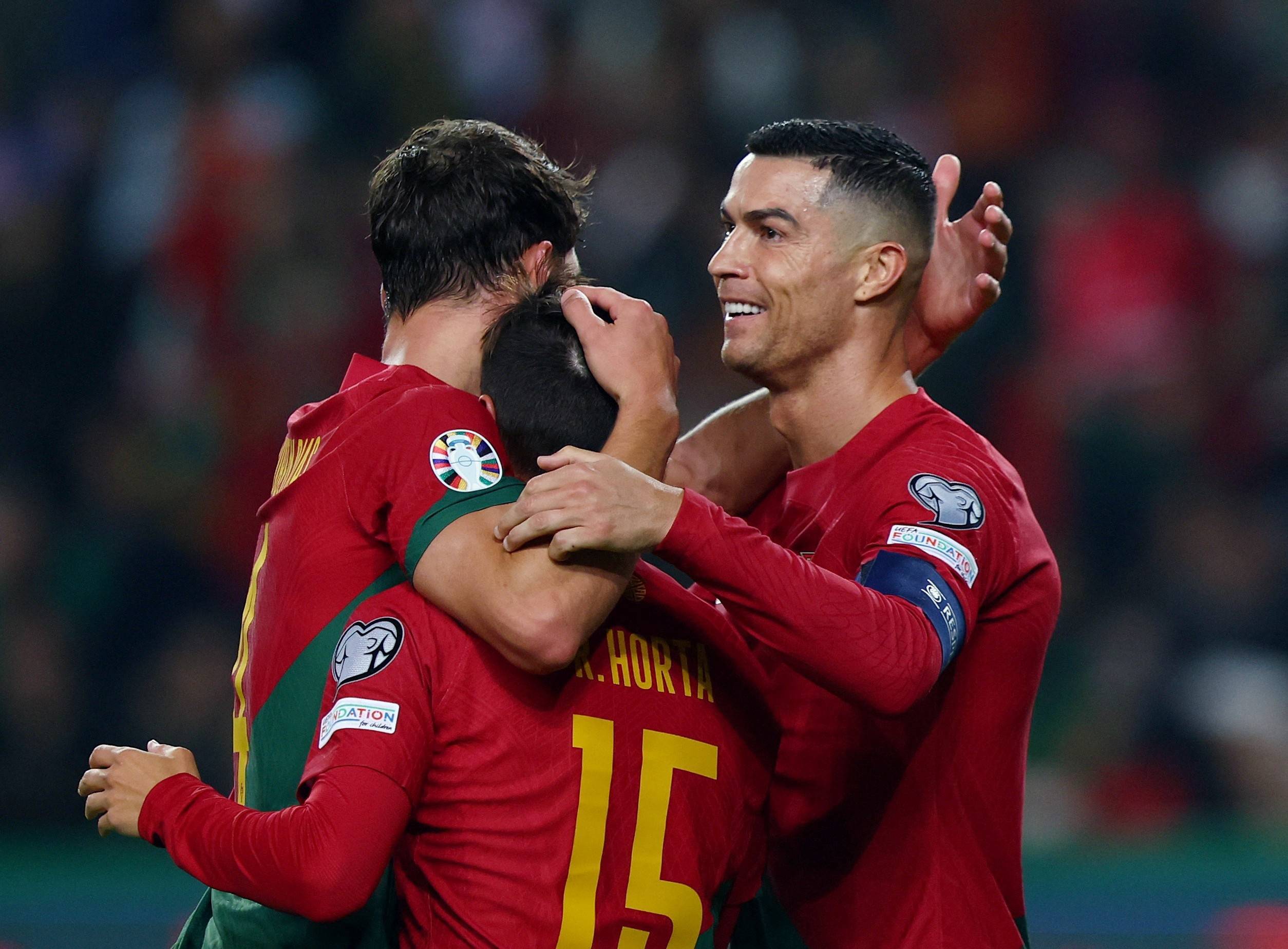 多特蒙德轻取本菲卡,C罗补时绝平欧联杯 多特蒙德轻取本菲卡,C罗补时绝平欧联杯